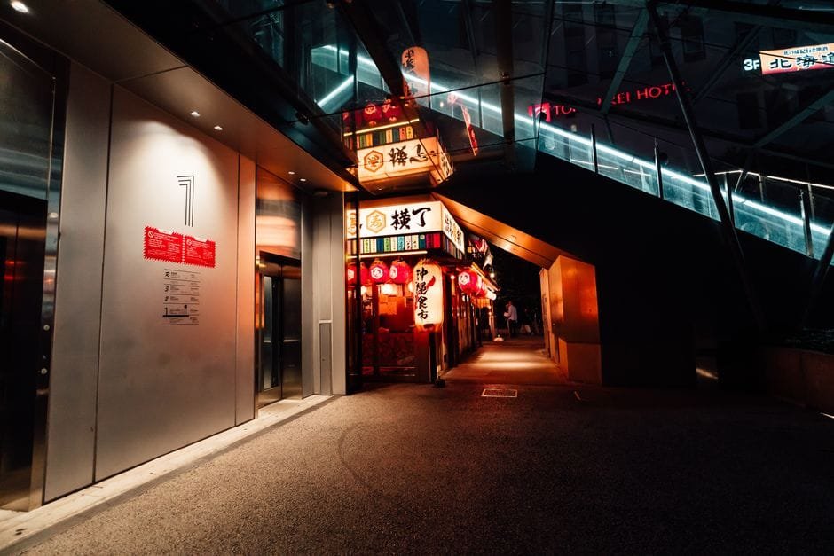 Explore the vibrant nightlife of a Japanese city in this atmospheric alleyway scene. (Photo by G N on Pexels)