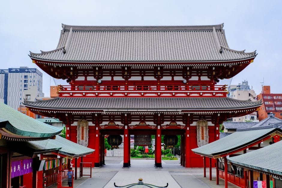 Explore the historic main gate of Senso-ji Temple in Tokyo, Japan, featuring traditional architecture. (Photo by Vinny Anugraha on Pexels)